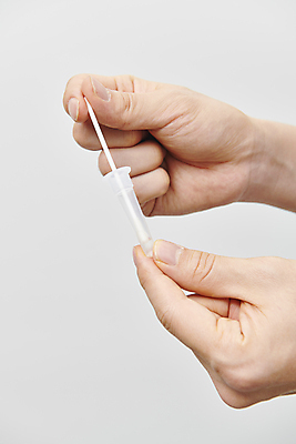 포토 JPG 스튜디오촬영 손 실내 건강 신체부위 잡기 액체 검사_조사 흰배경 용액 넣기 면봉 자가진단 코로나바이러스 진단키트 검진키트 검사면봉 델타변이바이러스 오미크론 신속항원검사 국내포토 백그라운드 의학 모션 사람 내부 흰색 의료용품 바이러스 파일형식