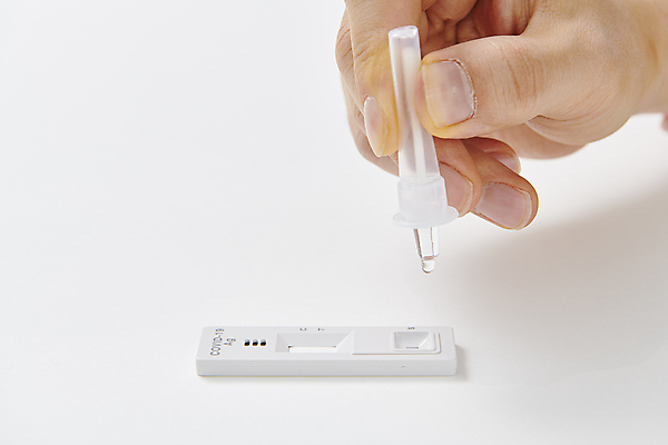 포토 JPG 스튜디오촬영 손 실내 건강 들기 신체부위 잡기 액체 검사_조사 흰배경 용액 자가진단 코로나바이러스 진단키트 검진키트 델타변이바이러스 오미크론 신속항원검사 국내포토 백그라운드 의학 모션 사람 내부 흰색 의료용품 바이러스 파일형식