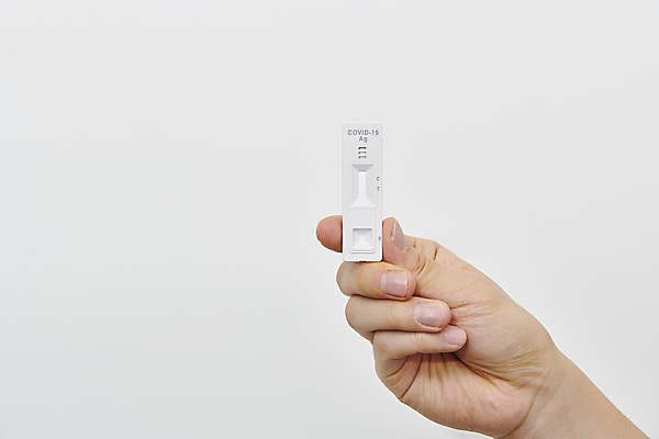 포토 JPG 스튜디오촬영 손 실내 건강 들기 신체부위 검사_조사 흰배경 자가진단 코로나바이러스 진단키트 검진키트 델타변이바이러스 오미크론 신속항원검사 국내포토 백그라운드 의학 모션 사람 내부 흰색 의료용품 바이러스 파일형식