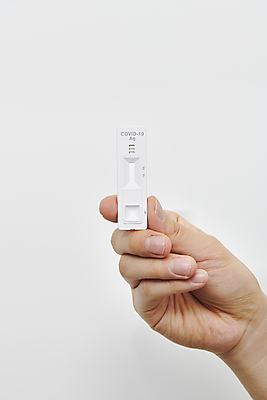 포토 JPG 스튜디오촬영 손 실내 건강 들기 신체부위 검사_조사 흰배경 자가진단 코로나바이러스 진단키트 검진키트 델타변이바이러스 오미크론 신속항원검사 국내포토 백그라운드 의학 모션 사람 내부 흰색 의료용품 바이러스 파일형식