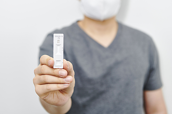 포토 JPG 스튜디오촬영 남자 실내 건강 마스크 한명 들기 상반신 성인 앞모습 아웃포커스 30대 한국인 잡기 검사_조사 흰배경 자가진단 성인남자한명만 코로나바이러스 진단키트 검진키트 델타변이바이러스 오미크론 신속항원검사 국내포토 1 뷰포인트 백그라운드 의학 모션 촬영기법 사람 동양인 내부 장년 흰색 의료용품 바이러스 남자한명만 성인남자만 파일형식