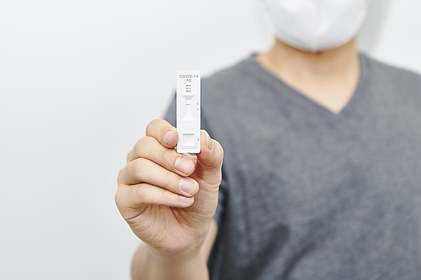 포토 JPG 스튜디오촬영 남자 실내 건강 마스크 한명 들기 상반신 성인 앞모습 아웃포커스 30대 한국인 검사_조사 흰배경 자가진단 성인남자한명만 코로나바이러스 진단키트 검진키트 델타변이바이러스 오미크론 신속항원검사 국내포토 1 뷰포인트 백그라운드 의학 모션 촬영기법 사람 동양인 내부 장년 흰색 의료용품 바이러스 남자한명만 성인남자만 파일형식