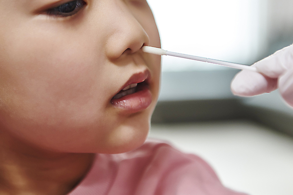 포토 JPG 손 남자 얼굴 어린이 장갑 실내 한명 들기 근접촬영 소년 상반신 옆모습 아웃포커스 신체부위 한국인 검사_조사 자가진단 소년한명만 코로나바이러스 진단키트 검사면봉 델타변이바이러스 오미크론 신속항원검사 국내포토 1 잡화 뷰포인트 의학 모션 촬영기법 사람 동양인 내부 의료용품 바이러스 남자한명만 소년만 파일형식