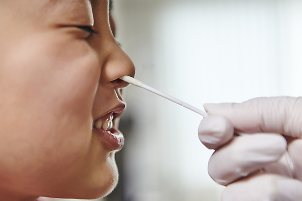 포토 JPG 손 남자 얼굴 어린이 장갑 실내 한명 들기 근접촬영 소년 옆모습 신체부위 한국인 찡그림 질병 검사_조사 보호자 자가진단 소년한명만 코로나바이러스 진단키트 검사면봉 델타변이바이러스 오미크론 신속항원검사 국내포토 1 잡화 뷰포인트 의학 모션 표정 사람 동양인 내부 의료용품 바이러스 남자한명만 소년만 파일형식