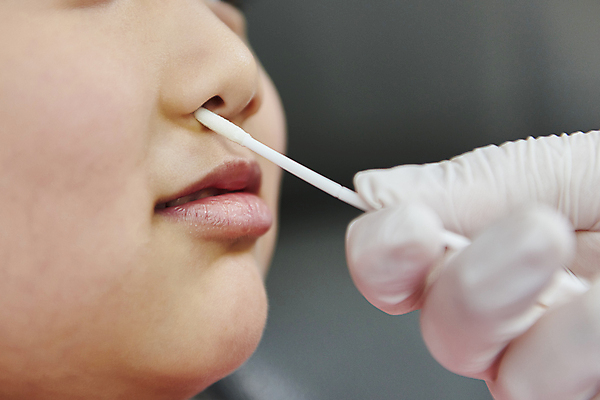 포토 JPG 손 남자 얼굴 어린이 장갑 실내 한명 들기 근접촬영 소년 옆모습 신체부위 한국인 검사_조사 보호자 자가진단 소년한명만 코로나바이러스 진단키트 검사면봉 델타변이바이러스 오미크론 신속항원검사 국내포토 1 잡화 뷰포인트 의학 모션 사람 동양인 내부 의료용품 바이러스 남자한명만 소년만 파일형식