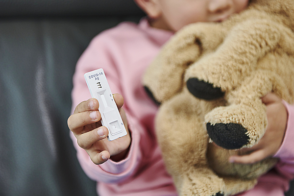 포토 JPG 남자 어린이 인형 안기 실내 한명 들기 앉기 소년 상반신 앞모습 소파 한국인 검사_조사 자가진단 소년한명만 코로나바이러스 진단키트 델타변이바이러스 오미크론 신속항원검사 국내포토 1 뷰포인트 의자 의학 모션 사람 동양인 내부 바이러스 남자한명만 소년만 파일형식