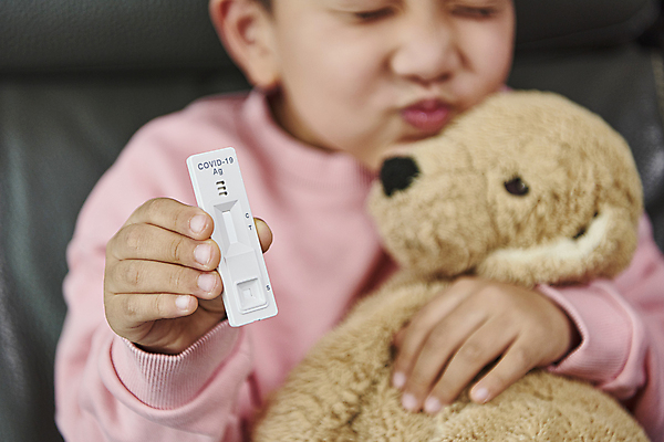 포토 JPG 남자 어린이 인형 안기 실내 한명 들기 앉기 소년 앞모습 소파 눈감음 한국인 검사_조사 자가진단 소년한명만 코로나바이러스 진단키트 델타변이바이러스 오미크론 신속항원검사 국내포토 1 뷰포인트 의자 의학 모션 사람 동양인 내부 바이러스 남자한명만 소년만 파일형식