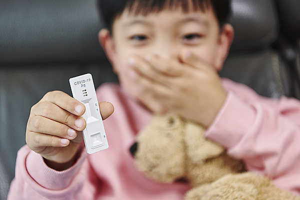 포토 JPG 남자 어린이 인형 실내 한명 들기 앉기 소년 상반신 앞모습 소파 한국인 검사_조사 입가림 눈웃음 자가진단 소년한명만 코로나바이러스 진단키트 델타변이바이러스 오미크론 신속항원검사 국내포토 1 뷰포인트 의자 의학 모션 표정 사람 동양인 내부 가림 바이러스 남자한명만 소년만 파일형식