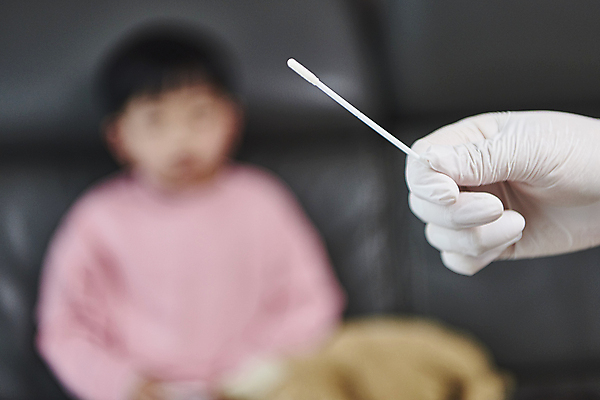 포토 JPG 손 남자 어린이 인형 장갑 실내 한명 들기 앉기 소년 상반신 앞모습 아웃포커스 신체부위 소파 한국인 검사_조사 보호자 자가진단 소년한명만 코로나바이러스 진단키트 검사면봉 델타변이바이러스 오미크론 신속항원검사 국내포토 1 잡화 뷰포인트 의자 의학 모션 촬영기법 사람 동양인 내부 의료용품 바이러스 남자한명만 소년만 파일형식