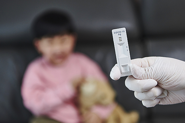 포토 JPG 손 남자 어린이 인형 장갑 안기 실내 한명 들기 앉기 소년 앞모습 아웃포커스 신체부위 소파 한국인 검사_조사 보호자 자가진단 소년한명만 코로나바이러스 진단키트 델타변이바이러스 오미크론 신속항원검사 국내포토 1 잡화 뷰포인트 의자 의학 모션 촬영기법 사람 동양인 내부 바이러스 남자한명만 소년만 파일형식