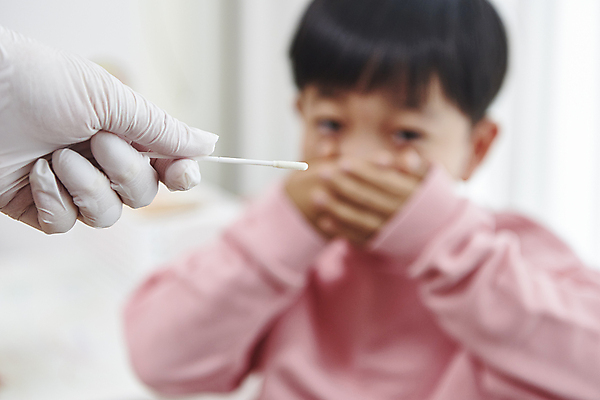 포토 JPG 손 응시 남자 어린이 장갑 실내 한명 들기 소년 상반신 앞모습 아웃포커스 신체부위 한국인 검사_조사 입가림 보호자 얼굴가리기 자가진단 소년한명만 코로나바이러스 진단키트 검사면봉 델타변이바이러스 오미크론 신속항원검사 국내포토 1 시선 잡화 뷰포인트 의학 모션 촬영기법 사람 동양인 내부 가림 의료용품 바이러스 남자한명만 소년만 파일형식