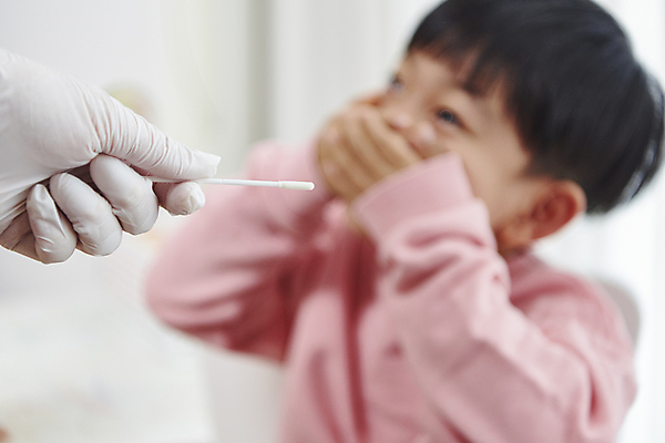 포토 JPG 손 응시 남자 어린이 장갑 실내 한명 들기 소년 상반신 옆모습 아웃포커스 신체부위 한국인 입가림 보호자 자가진단 소년한명만 코로나바이러스 진단키트 검사면봉 델타변이바이러스 오미크론 신속항원검사 국내포토 1 시선 잡화 뷰포인트 의학 모션 촬영기법 사람 동양인 내부 가림 의료용품 바이러스 검사_조사 남자한명만 소년만 파일형식