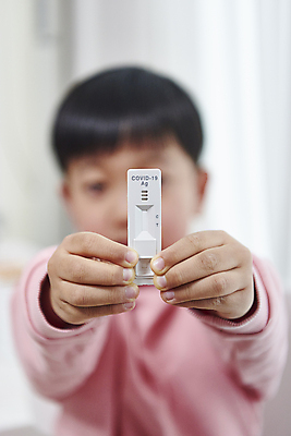 포토 JPG 남자 어린이 실내 한명 들기 소년 상반신 앞모습 아웃포커스 한국인 보여주기 건강검진 자가진단 소년한명만 코로나바이러스 진단키트 델타변이바이러스 오미크론 신속항원검사 국내포토 1 뷰포인트 의학 모션 촬영기법 사람 동양인 내부 바이러스 검사_조사 남자한명만 소년만 파일형식