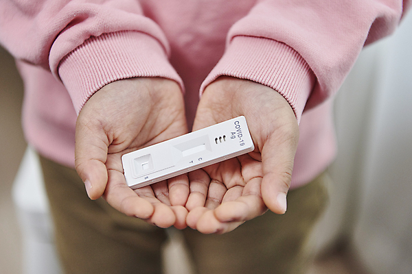 포토 JPG 손 남자 어린이 실내 한명 서기 들기 소년 상반신 앞모습 한국인 검사_조사 손모으기 자가진단 소년한명만 코로나바이러스 진단키트 델타변이바이러스 오미크론 신속항원검사 국내포토 1 뷰포인트 의학 모션 사람 동양인 손짓 내부 신체부위 바이러스 남자한명만 소년만 파일형식