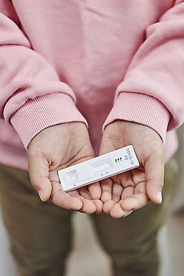 포토 JPG 손 남자 어린이 실내 한명 서기 들기 소년 상반신 앞모습 한국인 검사_조사 손모으기 자가진단 소년한명만 코로나바이러스 진단키트 델타변이바이러스 오미크론 신속항원검사 국내포토 1 뷰포인트 의학 모션 사람 동양인 손짓 내부 신체부위 바이러스 남자한명만 소년만 파일형식