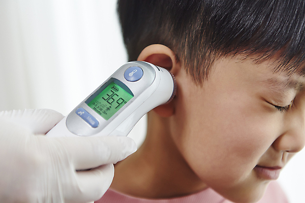 포토 JPG 손 남자 얼굴 어린이 장갑 실내 한명 들기 상반신 옆모습 신체부위 눈감음 한국인 온도계 체온계 검사_조사 체온 귀체온계 자가진단 체온측정 소년한명만 코로나바이러스 델타변이바이러스 오미크론 국내포토 1 잡화 뷰포인트 모션 사람 동양인 내부 바이러스 측정 남자한명만 소년만 파일형식