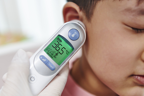 포토 JPG 손 남자 얼굴 어린이 장갑 실내 한명 들기 근접촬영 소년 상반신 앞모습 아웃포커스 신체부위 눈감음 한국인 온도계 체온계 검사_조사 체온 귀체온계 자가진단 체온측정 소년한명만 코로나바이러스 델타변이바이러스 오미크론 국내포토 1 잡화 뷰포인트 모션 촬영기법 사람 동양인 내부 바이러스 측정 남자한명만 소년만 파일형식