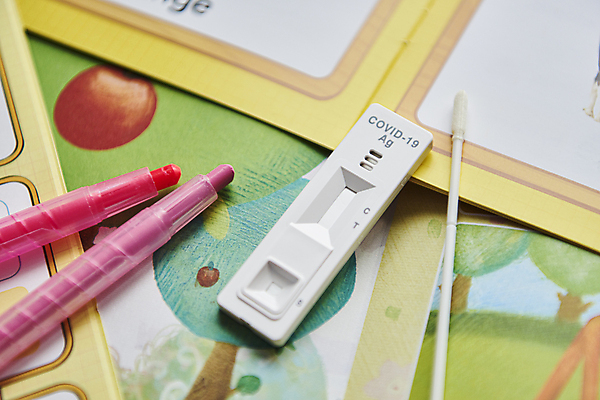 포토 JPG 색연필 실내 사람없음 책상 검사_조사 교구 자가진단 코로나바이러스 진단키트 검사면봉 델타변이바이러스 오미크론 신속항원검사 국내포토 교육 가구 의학 학용품 내부 의료용품 바이러스 파일형식