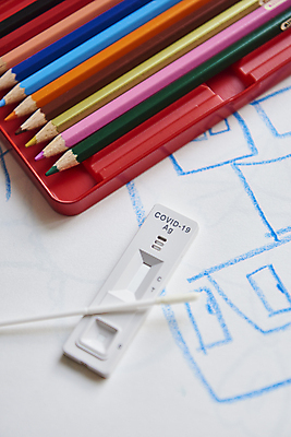 포토 JPG 종이 색연필 실내 사람없음 책상 검사_조사 그림 자가진단 코로나바이러스 진단키트 검사면봉 델타변이바이러스 오미크론 신속항원검사 국내포토 가구 의학 학용품 내부 의료용품 바이러스 파일형식