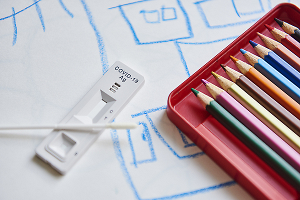 포토 JPG 종이 색연필 실내 사람없음 책상 검사_조사 그림 자가진단 코로나바이러스 진단키트 검사면봉 델타변이바이러스 오미크론 신속항원검사 국내포토 가구 의학 학용품 내부 의료용품 바이러스 파일형식