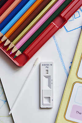 포토 JPG 종이 색연필 실내 사람없음 하이앵글 책상 검사_조사 자가진단 코로나바이러스 진단키트 검사면봉 델타변이바이러스 오미크론 신속항원검사 국내포토 뷰포인트 가구 의학 학용품 내부 의료용품 바이러스 파일형식