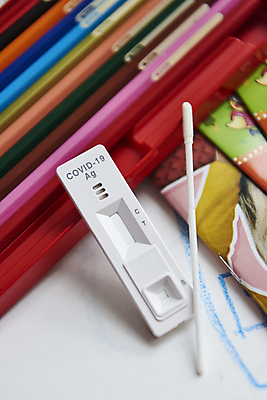 포토 JPG 색연필 실내 사람없음 책상 검사_조사 자가진단 코로나바이러스 진단키트 검사면봉 델타변이바이러스 오미크론 신속항원검사 국내포토 가구 의학 학용품 내부 의료용품 바이러스 파일형식