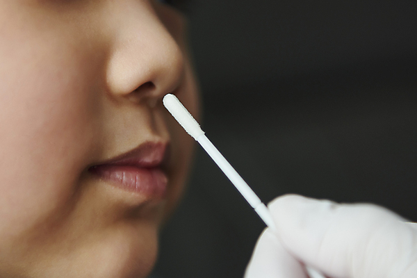 포토 JPG 손 남자 얼굴 어린이 장갑 검은배경 실내 한명 들기 근접촬영 소년 옆모습 신체부위 한국인 검사_조사 보호자 자가진단 소년한명만 코로나바이러스 진단키트 검사면봉 델타변이바이러스 오미크론 신속항원검사 국내포토 1 잡화 뷰포인트 백그라운드 의학 모션 사람 동양인 내부 검은색 의료용품 바이러스 남자한명만 소년만 파일형식