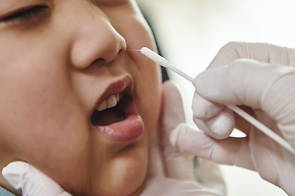 포토 JPG 손 남자 얼굴 어린이 장갑 실내 들기 근접촬영 소년 신체부위 한국인 검사_조사 보호자 자가진단 소년한명만 코로나바이러스 진단키트 검사면봉 델타변이바이러스 오미크론 신속항원검사 국내포토 잡화 뷰포인트 의학 모션 사람 동양인 내부 의료용품 바이러스 남자한명만 소년만 파일형식