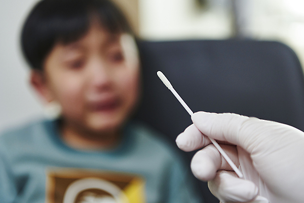 포토 JPG 손 남자 어린이 장갑 의자 실내 한명 들기 앉기 소년 상반신 앞모습 아웃포커스 신체부위 한국인 검사_조사 보호자 자가진단 소년한명만 코로나바이러스 진단키트 검사면봉 델타변이바이러스 오미크론 신속항원검사 국내포토 1 잡화 뷰포인트 가구 의학 모션 촬영기법 사람 동양인 내부 의료용품 바이러스 남자한명만 소년만 파일형식