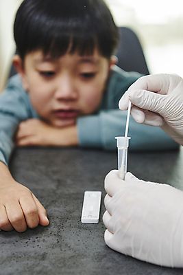 포토 JPG 손 응시 남자 어린이 장갑 탁자 실내 한명 들기 앉기 소년 상반신 앞모습 신체부위 턱괴기 한국인 검사_조사 용액 보호자 넣기 자가진단 소년한명만 코로나바이러스 진단키트 검사면봉 델타변이바이러스 오미크론 신속항원검사 국내포토 1 시선 잡화 뷰포인트 가구 의학 모션 사람 동양인 내부 의료용품 바이러스 남자한명만 소년만 파일형식