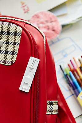 포토 JPG 색연필 책가방 실내 사람없음 아웃포커스 하이앵글 책상 검사_조사 자가진단 코로나바이러스 진단키트 델타변이바이러스 오미크론 신속항원검사 국내포토 뷰포인트 가구 가방 의학 학용품 촬영기법 내부 바이러스 파일형식