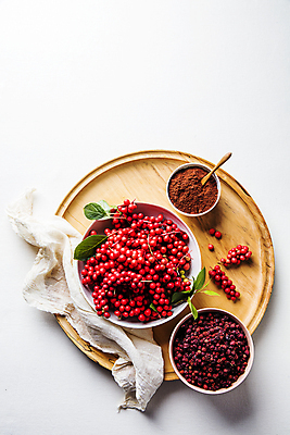 포토 JPG 그릇 잎 건조 실내 사람없음 하이앵글 숟가락 약재 가루 천 흰배경 담기 나무쟁반 오미자 국내포토 식물 식기 뷰포인트 백그라운드 모션 쟁반 수저 내부 목재 약 흰색 직물 파일형식