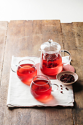 포토 JPG 그릇 건조 실내 사람없음 약재 찻잔 찻주전자 나무탁자 오미자 오미자차 국내포토 식기 탁자 주전자 잔 내부 차_음료 약 파일형식