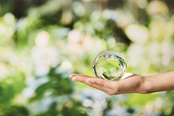 포토 JPG 스튜디오촬영 손 컨셉 비즈니스 자연 실내 들기 아웃포커스 신체부위 투명 사회 친환경 유리구슬 ESG 국내포토 모션 유리 촬영기법 사람 내부 환경 구슬 생태계 경영 공동체 파일형식