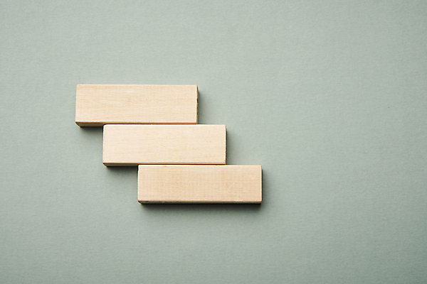 포토 JPG 스튜디오촬영 비즈니스 자연 회색배경 실내 사람없음 하이앵글 쌓기 계단 사회 친환경 나무조각 나무블록 카피스페이스 ESG 국내포토 뷰포인트 백그라운드 모션 내부 목재 환경 공백 블록 회색 생태계 경영 공동체 파일형식