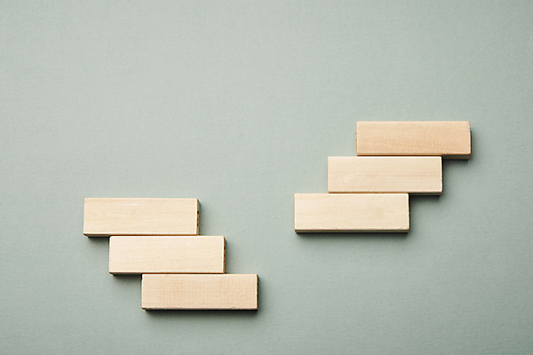 포토 JPG 스튜디오촬영 비즈니스 자연 실내 사람없음 하이앵글 쌓기 계단 사회 친환경 나무조각 나무블록 카피스페이스 ESG 국내포토 뷰포인트 모션 내부 목재 환경 공백 블록 생태계 경영 공동체 파일형식