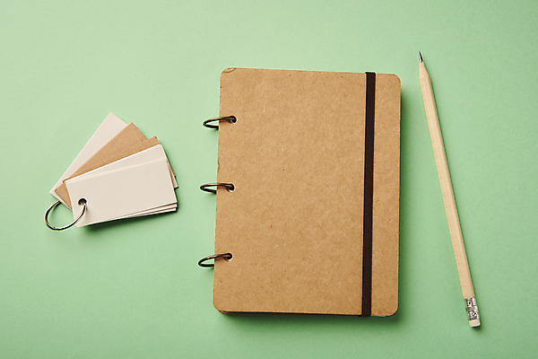 포토 JPG 스튜디오촬영 비즈니스 자연 실내 사람없음 하이앵글 연필 다이어리 사무용품 메모지 사회 친환경 카피스페이스 초록배경 ESG 국내포토 뷰포인트 백그라운드 문구용품 학용품 내부 초록색 필기구 환경 공백 생태계 경영 공동체 파일형식