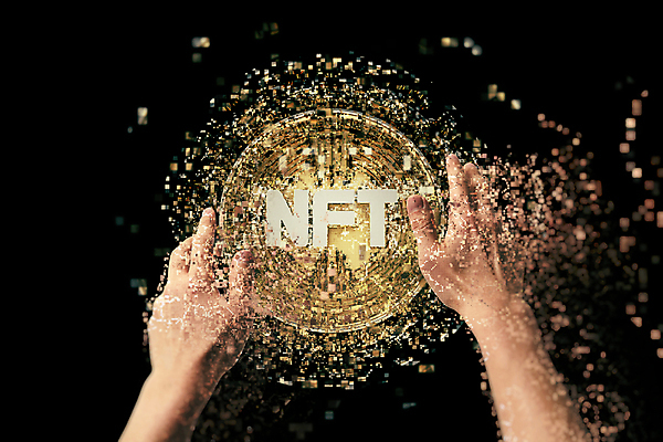 PSD 편집 편집이미지 손 텍스트 손짓 타이포그라피 신체부위 3D 디지털 검은색 금색 잡기 디지털합성 디지털산업 픽셀 편집소스 블록체인 NFT 이미지편집 편집3D 문자 산업 컬러 모션 사람 금융 파일형식 4차산업 가상화폐