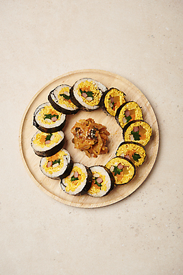 포토 JPG 스튜디오촬영 다이어트 실내 사람없음 하이앵글 다이어트음식 김치볶음 나무쟁반 베이지색배경 식단관리 저탄고지 키토제닉다이어트 플레이팅 키토김밥 국내포토 뷰포인트 백그라운드 쟁반 건강 식이요법 내부 목재 상차림 김밥 볶음 고지방 베이지색 파일형식 저탄수화물