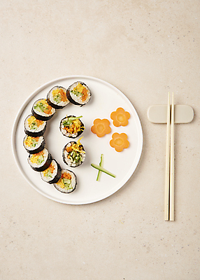 포토 JPG 스튜디오촬영 접시 꽃무늬 다이어트 젓가락 오이 실내 사람없음 하이앵글 당근 다이어트음식 젓가락받침대 베이지색배경 식단관리 저탄고지 키토제닉다이어트 플레이팅 키토김밥 국내포토 식기 꽃 뷰포인트 백그라운드 무늬 채소 뿌리채소 수저 건강 식이요법 내부 상차림 김밥 고지방 베이지색 수저받침대 파일형식 저탄수화물