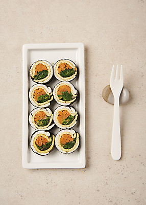 포토 JPG 스튜디오촬영 접시 포크 다이어트 실내 사람없음 하이앵글 어묵 다이어트음식 수저받침대 베이지색배경 식단관리 저탄고지 키토제닉다이어트 키토김밥 국내포토 식기 뷰포인트 백그라운드 건강 식이요법 내부 받침대 김밥 고지방 베이지색 파일형식 저탄수화물