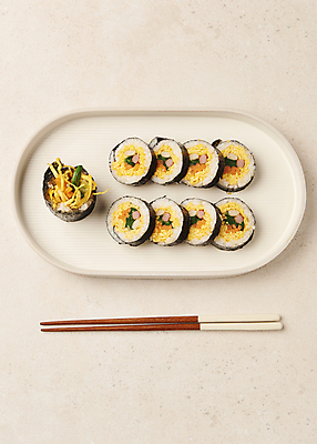 포토 JPG 스튜디오촬영 접시 다이어트 실내 사람없음 하이앵글 나무젓가락 다이어트음식 베이지색배경 식단관리 저탄고지 키토제닉다이어트 플레이팅 키토김밥 국내포토 식기 뷰포인트 백그라운드 젓가락 건강 식이요법 내부 상차림 김밥 고지방 베이지색 파일형식 저탄수화물