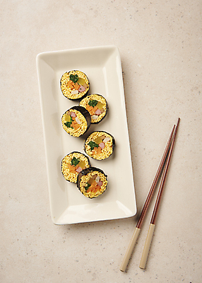 포토 JPG 스튜디오촬영 접시 다이어트 실내 사람없음 하이앵글 나무젓가락 다이어트음식 베이지색배경 식단관리 저탄고지 키토제닉다이어트 키토김밥 국내포토 식기 뷰포인트 백그라운드 젓가락 건강 식이요법 내부 김밥 고지방 베이지색 파일형식 저탄수화물