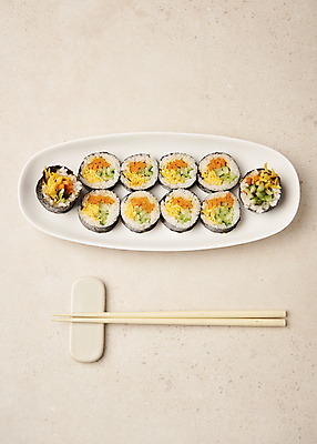 포토 JPG 스튜디오촬영 접시 다이어트 젓가락 실내 사람없음 하이앵글 다이어트음식 젓가락받침대 베이지색배경 식단관리 저탄고지 키토제닉다이어트 키토김밥 국내포토 식기 뷰포인트 백그라운드 수저 건강 식이요법 내부 김밥 고지방 베이지색 수저받침대 파일형식 저탄수화물