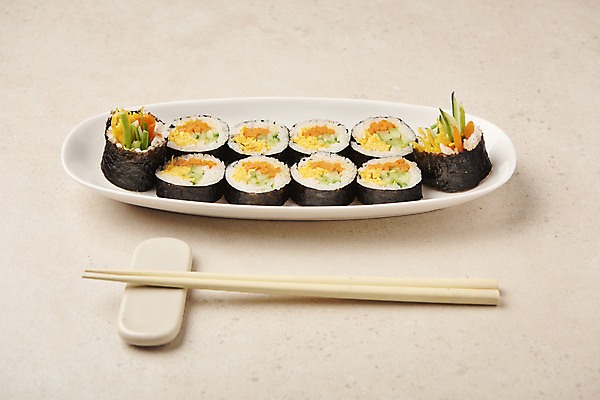 포토 JPG 스튜디오촬영 접시 다이어트 젓가락 실내 사람없음 다이어트음식 젓가락받침대 베이지색배경 식단관리 저탄고지 키토제닉다이어트 키토김밥 국내포토 식기 백그라운드 수저 건강 식이요법 내부 김밥 고지방 베이지색 수저받침대 파일형식 저탄수화물