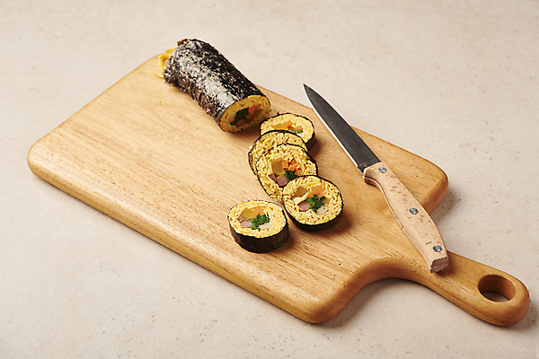 포토 JPG 스튜디오촬영 다이어트 단면 실내 사람없음 자르기 식칼 다이어트음식 나무도마 베이지색배경 식단관리 저탄고지 키토제닉다이어트 키토김밥 국내포토 백그라운드 모션 주방용품 도마 건강 식이요법 내부 목재 김밥 고지방 베이지색 파일형식 저탄수화물