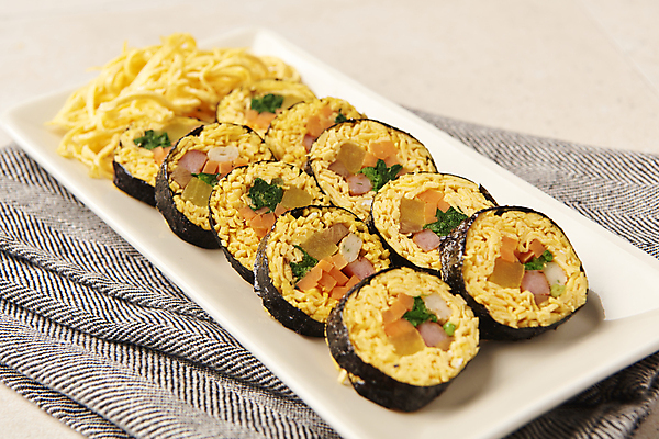 포토 JPG 스튜디오촬영 접시 다이어트 실내 사람없음 식탁보 지단 다이어트음식 베이지색배경 식단관리 저탄고지 키토제닉다이어트 키토김밥 국내포토 식기 백그라운드 건강 식이요법 내부 고명 김밥 고지방 베이지색 파일형식 저탄수화물