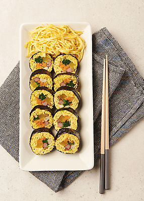 포토 JPG 스튜디오촬영 접시 다이어트 실내 사람없음 하이앵글 식탁보 나무젓가락 지단 다이어트음식 베이지색배경 식단관리 저탄고지 키토제닉다이어트 키토김밥 국내포토 식기 뷰포인트 백그라운드 젓가락 건강 식이요법 내부 고명 김밥 고지방 베이지색 파일형식 저탄수화물