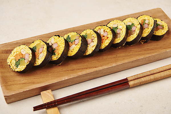 포토 JPG 스튜디오촬영 다이어트 실내 사람없음 일렬 나무젓가락 다이어트음식 나무받침 젓가락받침대 베이지색배경 식단관리 저탄고지 키토제닉다이어트 키토김밥 국내포토 백그라운드 젓가락 건강 식이요법 내부 목재 받침대 김밥 고지방 베이지색 수저받침대 파일형식 저탄수화물