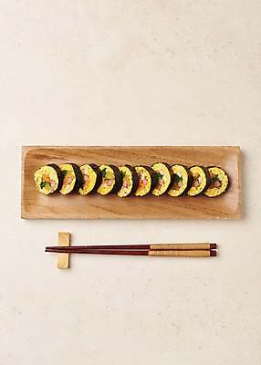 포토 JPG 스튜디오촬영 다이어트 실내 사람없음 하이앵글 일렬 나무젓가락 다이어트음식 나무받침 젓가락받침대 베이지색배경 식단관리 저탄고지 키토제닉다이어트 키토김밥 국내포토 뷰포인트 백그라운드 젓가락 건강 식이요법 내부 목재 받침대 김밥 고지방 베이지색 수저받침대 파일형식 저탄수화물